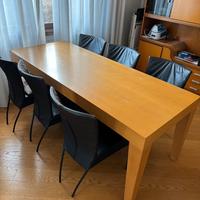 Tavolo in legno con sedie