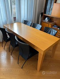 Tavolo in legno con sedie