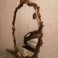 Specchio con cornice in legno intarsiata