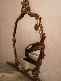 Specchio con cornice in legno intarsiata