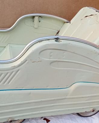 Carrozzina giocattolo