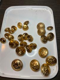 27 vecchi bottoni militari