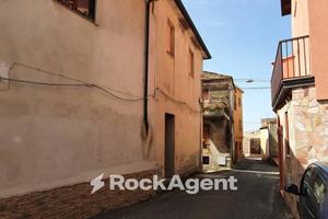 PIENO CENTRO DI AMATO - CASA INDIPENDENTE SU 3 LIV