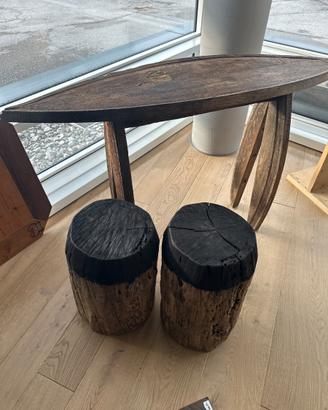 Tavolo con legno di botte e sgabelli in briccole