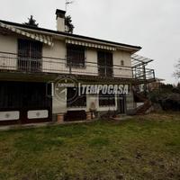 VILLA LIBERA SU 4 LATI con TERRENO PRIVATO e BOX A