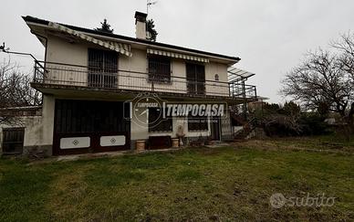 VILLA LIBERA SU 4 LATI con TERRENO PRIVATO e BOX A
