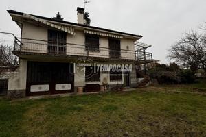 VILLA LIBERA SU 4 LATI con TERRENO PRIVATO e BOX A
