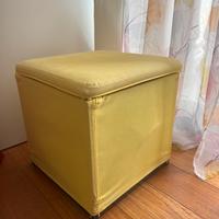 Puof contenitore giallo