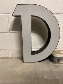 Lettera D ex insegna borso nero fronte bianco