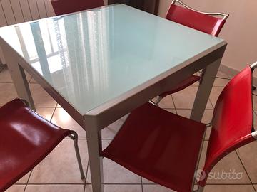Tavolo con piano in vetro
