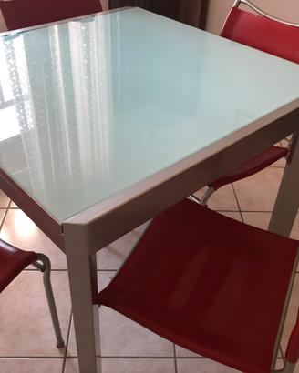 Tavolo con piano in vetro