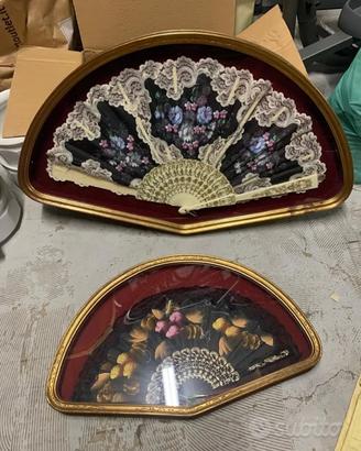 Coppia Ventagli Vintage Dipinti in Bacheca  Dorata