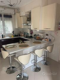 Cucina moderna, completa di elettrodomestici
