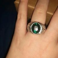 anello con pietra verde e incisioni