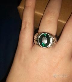 anello con pietra verde e incisioni