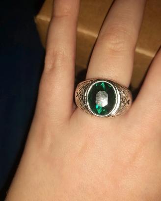 anello con pietra verde e incisioni