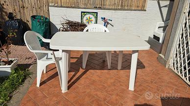 tavolo bianco e due sedie da giardino