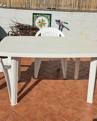 tavolo bianco e due sedie da giardino