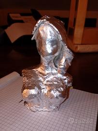 Scultura in argilla volto di donna color argento 