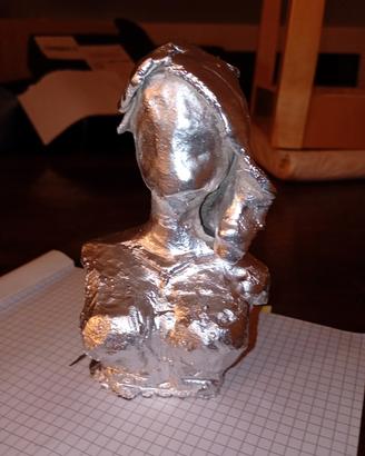 Scultura in argilla volto di donna color argento 