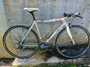 bici ibrida donna in carbonio