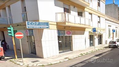 Locale commerciale angolare 4 vetrine