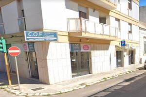 Locale commerciale angolare 4 vetrine