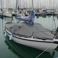 Barca a vela in vetroresina con doppio motore.