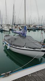 Barca a vela in vetroresina con doppio motore.