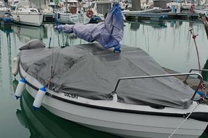 Barca a vela in vetroresina con doppio motore.