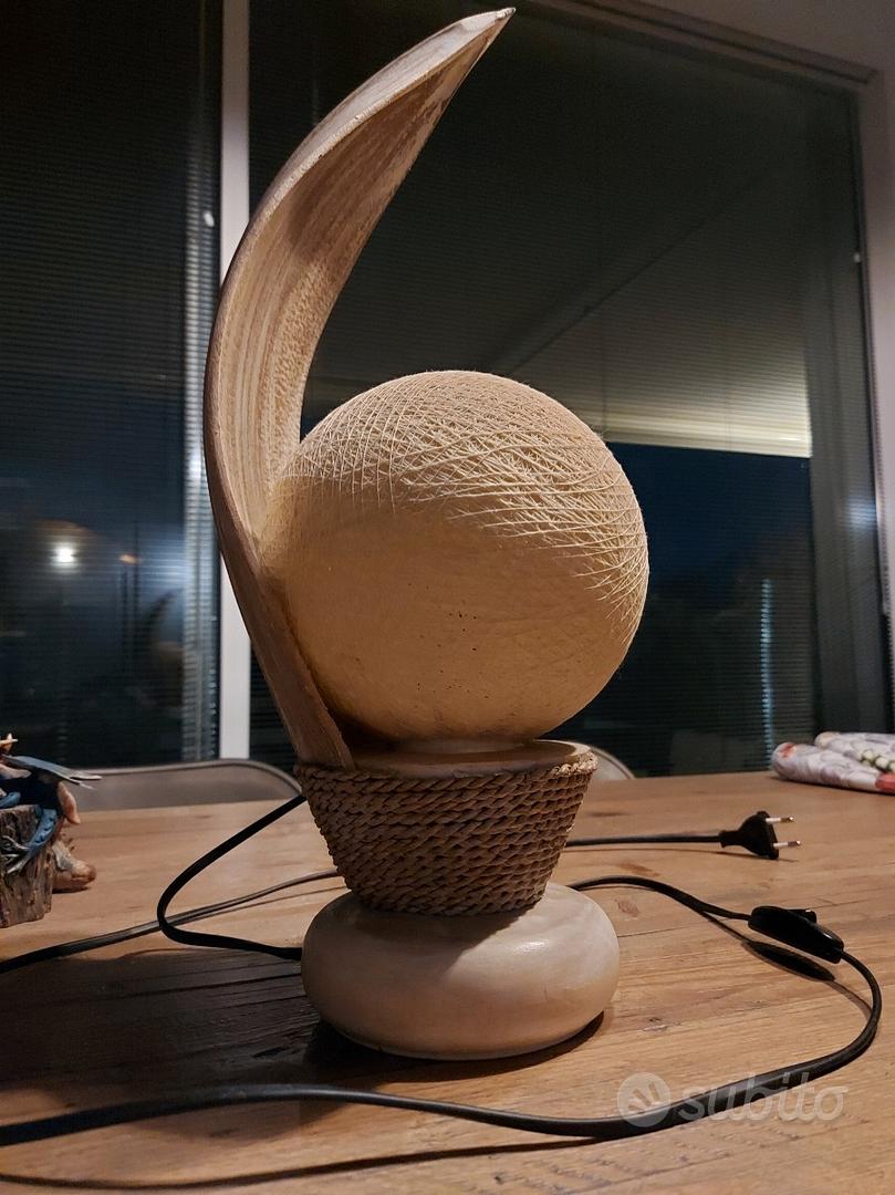 Lampada etnica in legno e foglia di banano Arredamento e