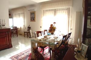 Attico panoramico con terrazze e posto auto