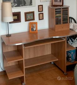 Scrivania computer legno chiaro con  rotelle