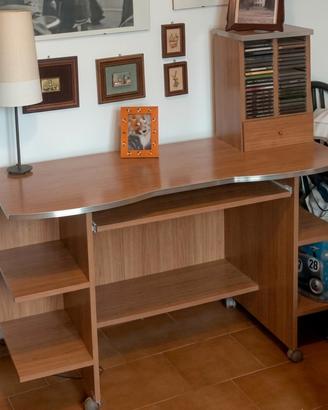 Scrivania computer legno chiaro con  rotelle