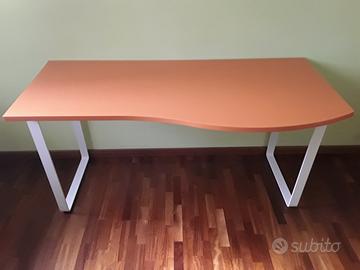 Scrivania legno piano sagomato col. Mandarino