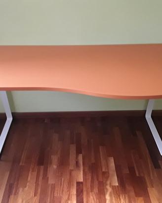 Scrivania legno piano sagomato col. Mandarino