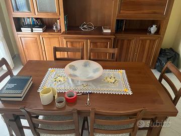 tavolo allungabile in legno con sei sedie 