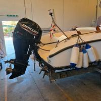 barca con motore pronta all'uso.