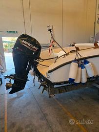 barca con motore pronta all'uso.