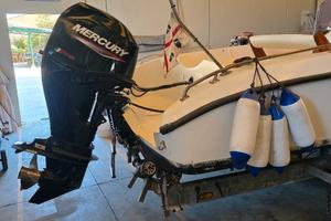 barca con motore pronta all'uso.