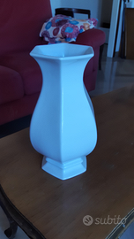 Vaso esagonale di ceramica bianco