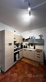 Cucina ad angolo in buono stato