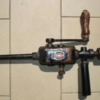 TRAPANO A MANO DI ALTRI TEMPI FUNZIONANTE.