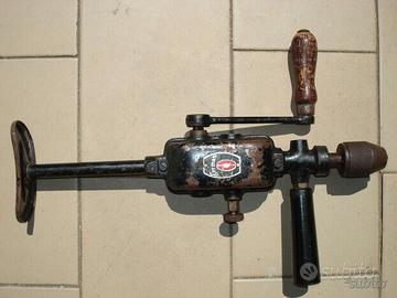 TRAPANO A MANO DI ALTRI TEMPI FUNZIONANTE.