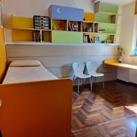 Cameretta con letti e scrivania scorrevole