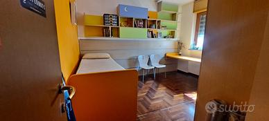 Cameretta con letti e scrivania scorrevole