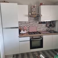Cucina, ingresso, tavolino salotto, mobiletto