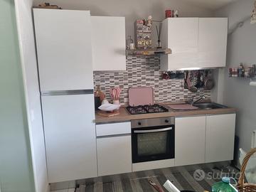 Cucina, ingresso, tavolino salotto, mobiletto