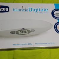 Bilancia pesa neonato