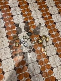 Bottiglie posate ziccheriera e altro